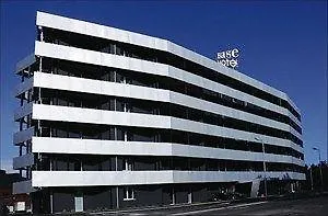 מלון Base To 4*